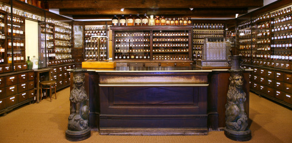 Alte Apotheke mit einer Theke und vielen Regalen