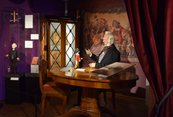 Ausstellung mit Papa-Schmid-Figur und Kasperl-Marionette