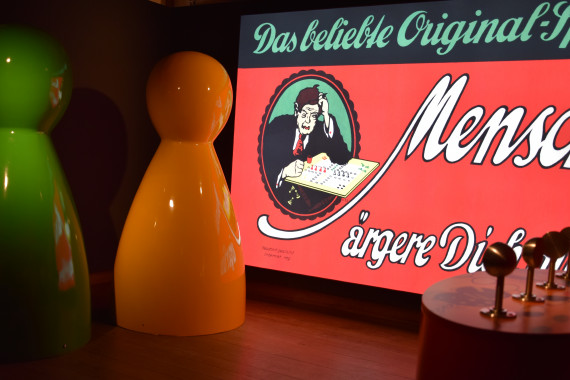 Ausstellung mit großen Mensch-ärgere-Dich-nicht-Figuren.