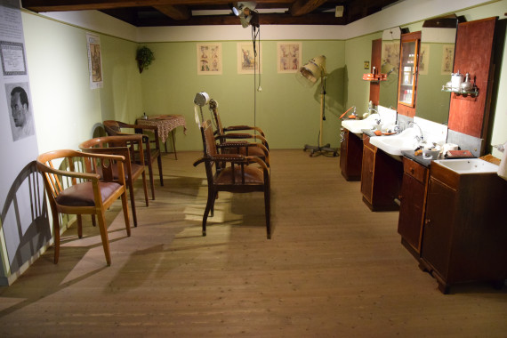 Alter Friseurladen im Stadtmuseum mit zwei Sitzplätzen, Waschbecken und Spiegeln