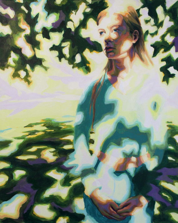 Porträt einer jungen Frau mit blonden Haaren. Sie steht unter einem Baum. In ihrem Gesicht sind unregelmäßig Licht und Schatten von der Sonne sichtbar.
