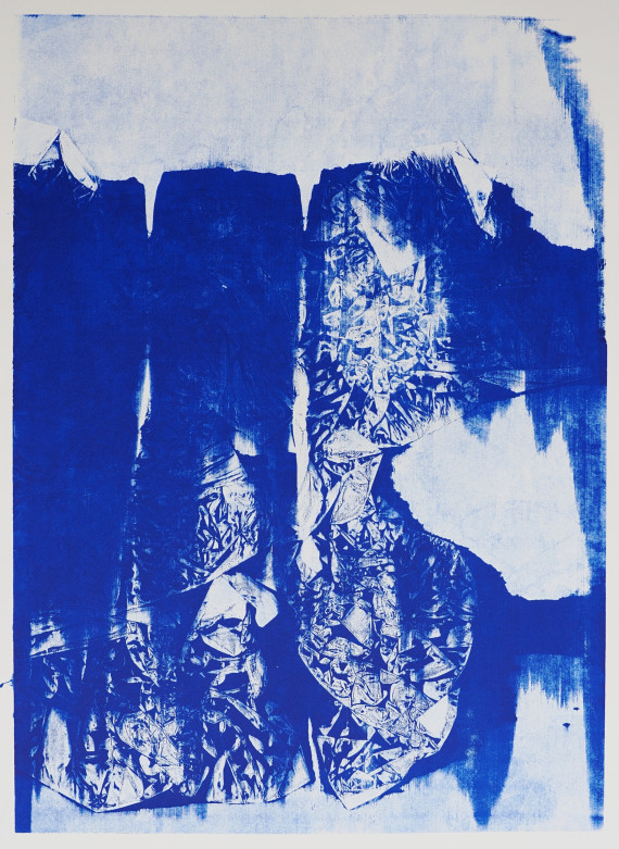 Abstrakter Siebdruck mit blauer und weißer Farbe.