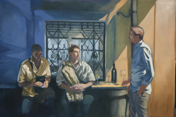 Gemälde von drei Männern an einem Bartisch vor einem Fenster. Linke Bildhälfte in dunkleren Blautönen, rechts in helleren Orangetönen.