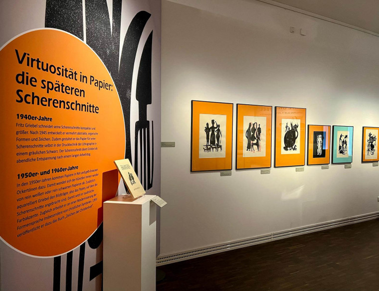 Blick in die Sonderausstellung &bdquo;Fritz Griebel. gemalt. geschnitten. gewebt.&ldquo; Foto: Stadtmuseum Amberg/Brunner