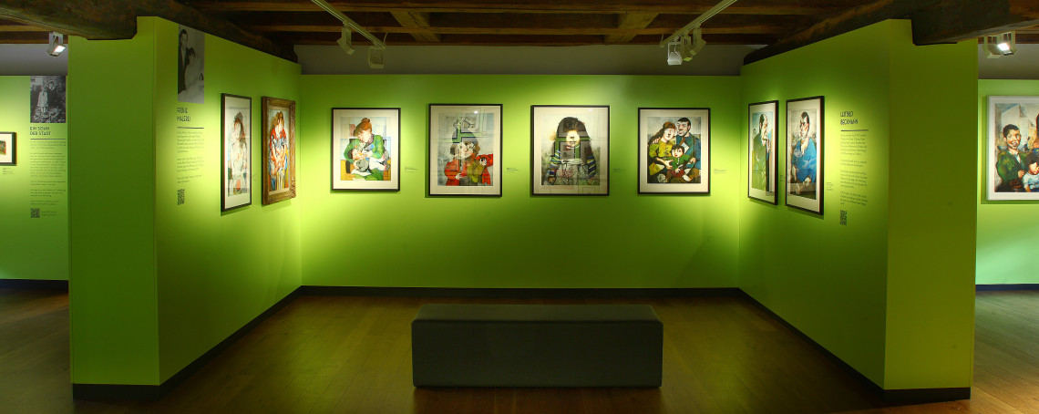 Blick in einen Ausstellungsraum mit leuchtend hellgr&uuml;nen W&auml;nden und dicht nebeneinander geh&auml;ngten Gem&auml;lden in gleicher Gr&ouml;&szlig;e.